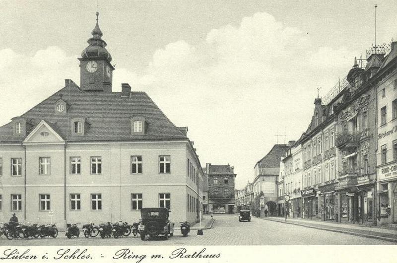 Rathaus und Baumseite mit Ring-Drogerie Kurt Friedrich um 1942