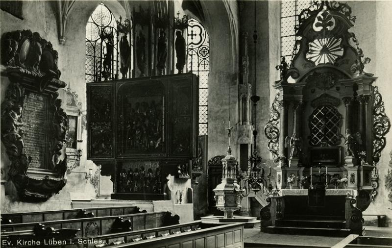Innenraum der Evangelischen Kirche zu Lüben mit Altaren und Taufbecken