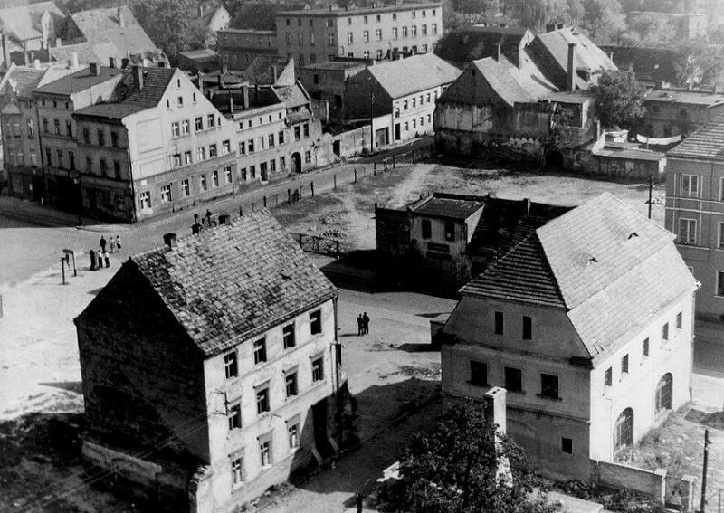 Die Trümmer sind schon weggeräumt. Aber Lüben existiert nicht mehr. Am linken Bildrand das Haus, in dem Großvater bis 1945 sein Eisenzeug verkaufte.