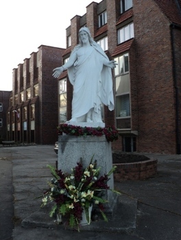 Christus-Statue an der katholischen Kirche 2010