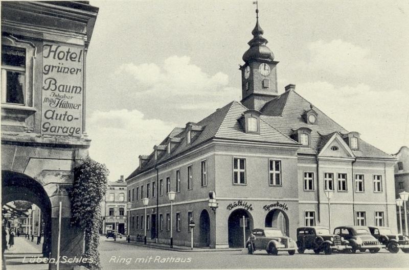 Rathaus mit dem Eingang zur Städtischen Sparkasse