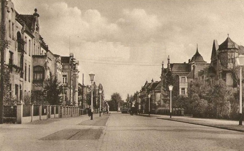 Bahnhofstraße mit Deckert-Villa um 1935