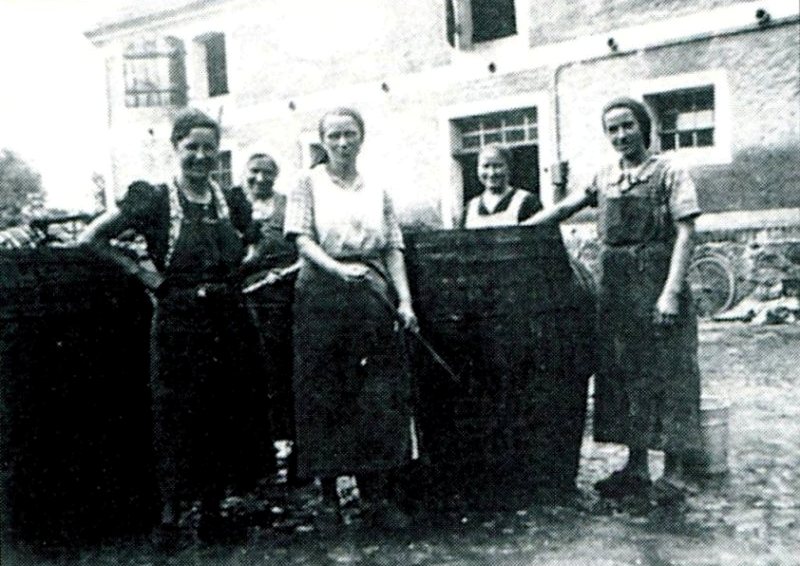 Arbeiterinnen in der Gurkeneinlegerei und Sauerkohlfabrik Lüben
