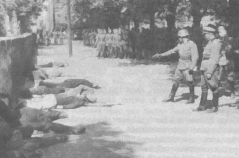 SS bei der Hinrichtung von Gefangenen