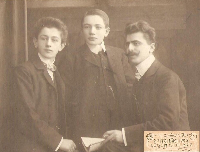 Turnwart Rudolf Klose mit zwei Freunden um 1910