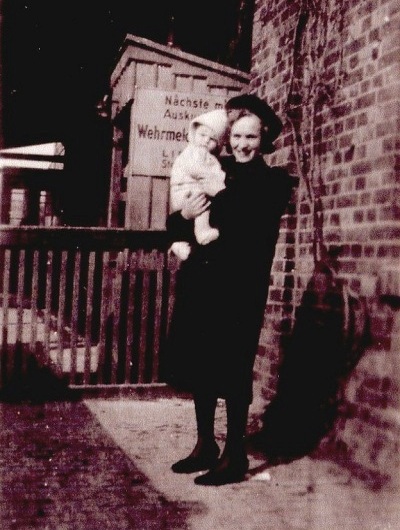 Helene geb. Titze mit ihrem Töchterchen im Herbst 1944 auf dem Bahnhof Lüben