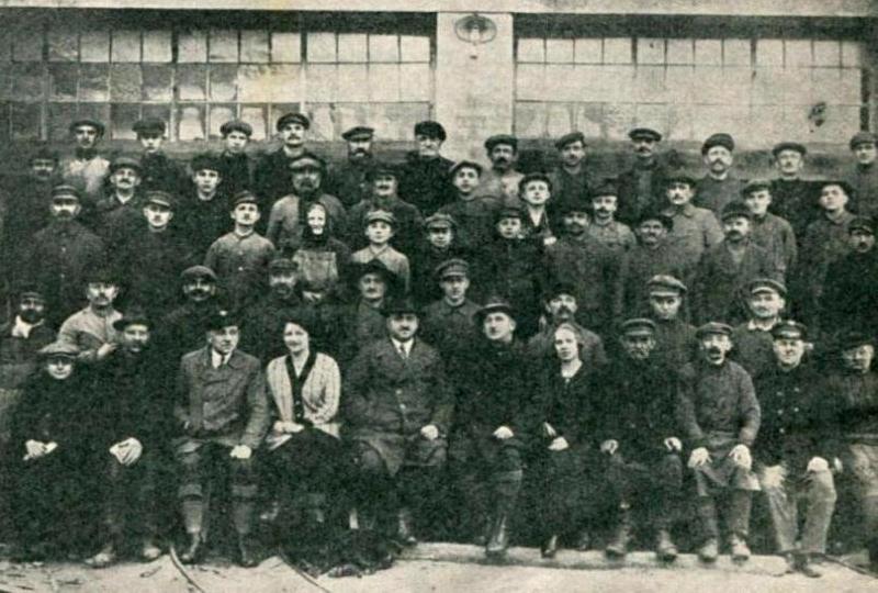 Arbeiter und Angestellte der Firma Sägewerk Müller in der Haynauer Straße um 1924