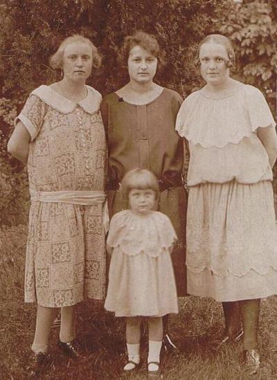 Elisabeth Berndt mit Töchterchen Johanna und zwei Freundinnen im August 1925