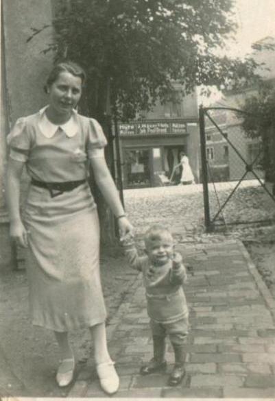 Gertrud Wersich mit ihrem Söhnchen Wolfgang um 1938