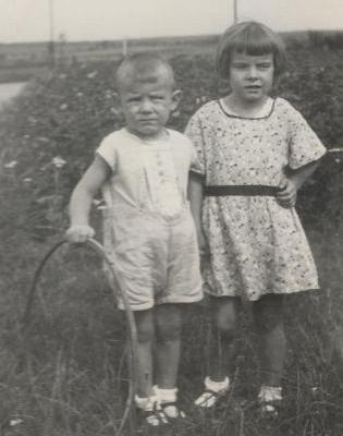  1933 Günther und Lilo Hain vor dem Haus in der Siedlungsstraße
