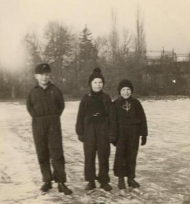 1937 mit Freund Herbert Feige, Lilo und Günther Hain auf der Eisbahn der Badeanstalt