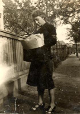 1939 Mutter Martha Hain beim Reichsarbeitsdienst als Briefträgerin