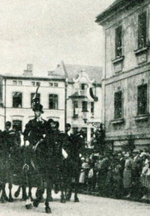 Polizeikommissar Otto Kressin auf dem Ring vor dem Rathaus Lüben