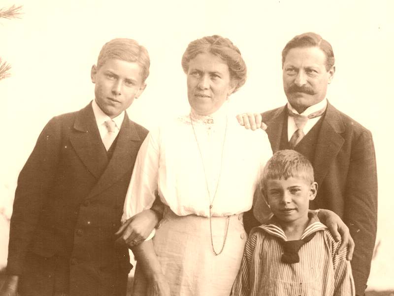 Das Ehepaar Wilhelm und Martha Kuhn mit den Söhnen Helmut und Heinrich um 1913