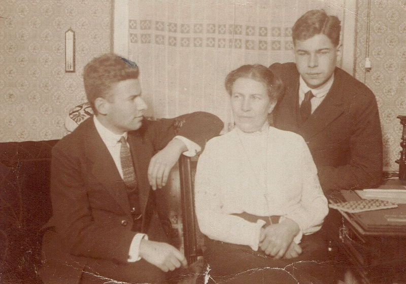 Martha Kuhn mit Helmut und Heinrich um 1925