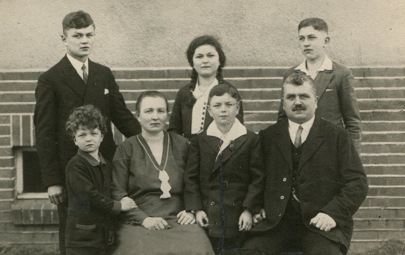 hinten, von links: Paul, Elisabeth (genannt Elsa), Josef, vorn: Waldemar, Anna, Gerhard, Franz Marek