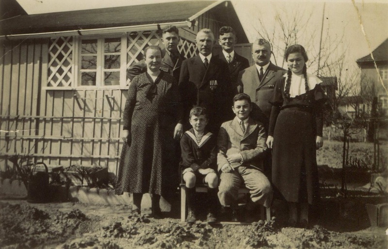 hinten: Josef und Paul, davor Anna, ein Onkel, Josef, Elsa, vorn: Waldemar und Gerhard