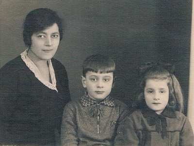 Anise mit ihren Kindern Friedrich und Asta um 1935