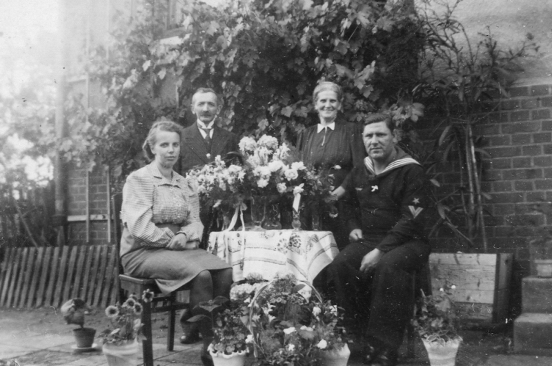 Elly mit ihren Eltern Adolph und Bertha und dem Ehemann Franz Wünsch