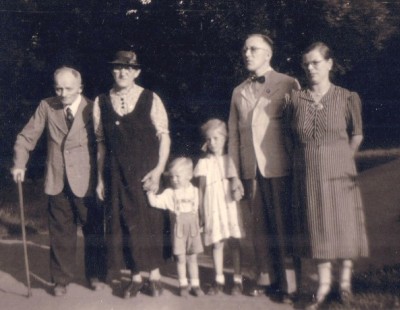 Letzte Aufnahme aus Lüben 1942. Emil und Emma Winter mit Sohn Martin und Familie.