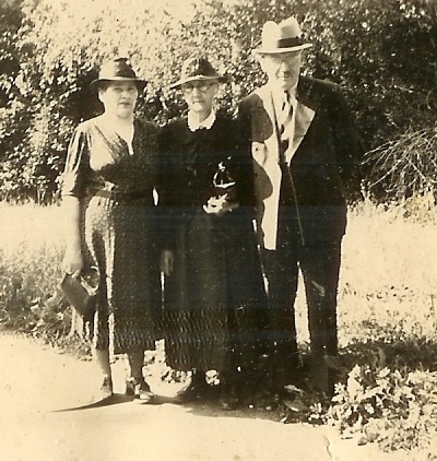 Agnes, Bertha und Paul Brand jun. im Jahr 1943