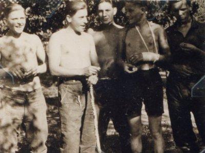 Fritz Wersich (Mitte), Kriegsgefangener in Frankreich 1945