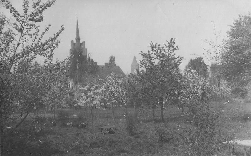 Blick aus dem Garten zur Katholischen Kirche in der Liegnitzer Straße