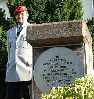 Der Standortälteste in Euskirchen, Oberst Walter Schmidt-Bleker, neben dem Denkmal für den Namensgeber der Bundeswehr-Kaserne, Rudolf-Christoph Freiherr von Gersdorff.