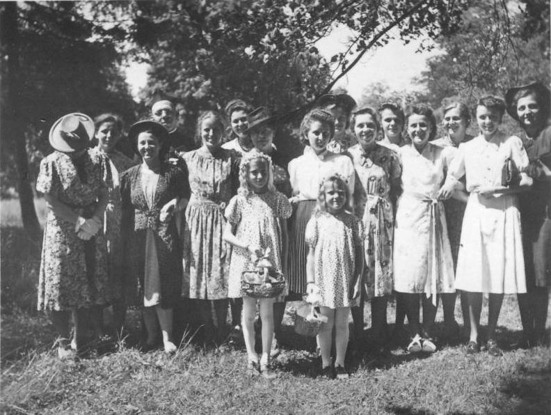 Mitte 1930er Jahre eine katholische Mädchengruppe mit Kaplan Purschke