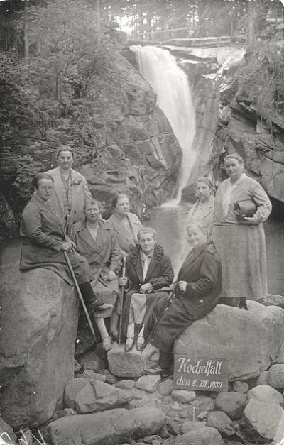 Die Ehefrauen der Lübener Fleischermeister am 8. Juli 1930 am Kochelfall