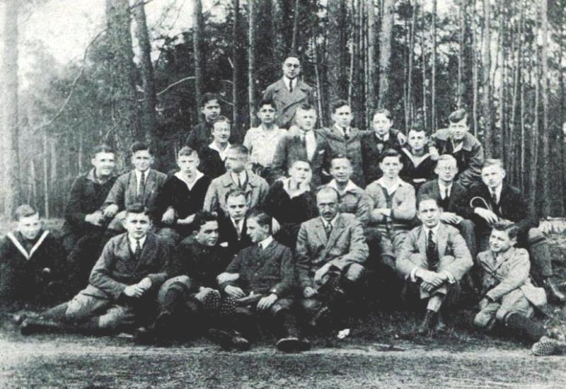 Abitur-Jahrgang 1927 bei einem Ausflug im Schwarzauer Wald am 7. 5. 1925 mit Klassenlehrer Studienrat Dr. Treblin