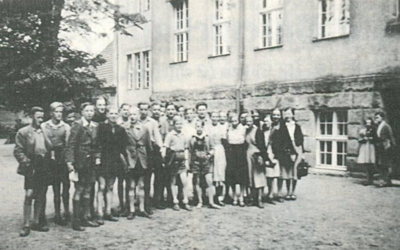 Abitur-Jahrgang 1942 im Jahr 1938 auf dem Schulhof