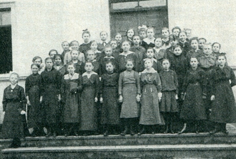 Konfirmation der Mädchen des Jahrgangs 1903 im Jahre 1917