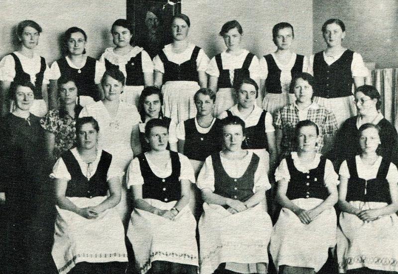 Schülerinnen der Landwirtschaftsschule Lüben im Schuljahr 1934/35 mit den Lehrerinnen Edith Petersohn, Helene Engel, Hilde Wiesner und Erika Jeschke