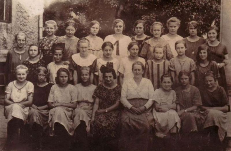 Schülerinnen der Jahrgänge 1909-1912 der Höheren Töchterschule mit Lehrerin und Schulvorsteherin Gertrud Harbers im Jahr 1927