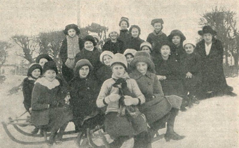 Klasse der Höheren Töchterschule beim Rodeln im Schillerpark mit Lehrerin Käthe Stahlbock (um 1916)