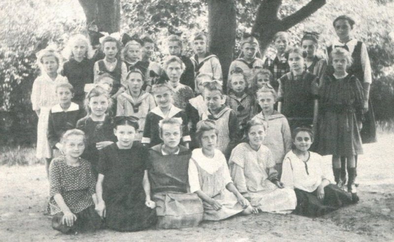 Schülerinnen des Jahrgangs 1907 der Höheren Töchterschule mit Lehrerin Leontine Mayer im Jahr 1920