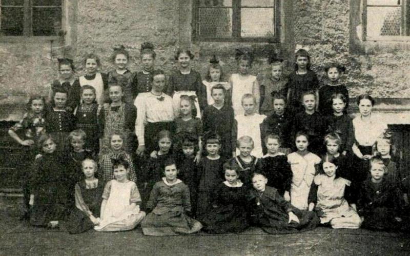 Schülerinnen der Jahrgänge 1909-1912 der Höheren Töchterschule mit Lehrerin Margarete Leupold im Jahr 1922