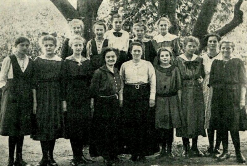 Klasse der Höheren Töchterschule mit Lehrerin Else Zingel und Vorsteherin Gertrud Harbers  um 1919