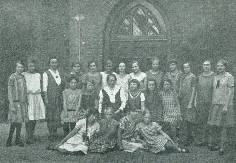 Schülerinnen der Höheren Töchterschule mit Lehrerin Margarete Leupold und Vorsteherin Gertrud Harbers, um 1928