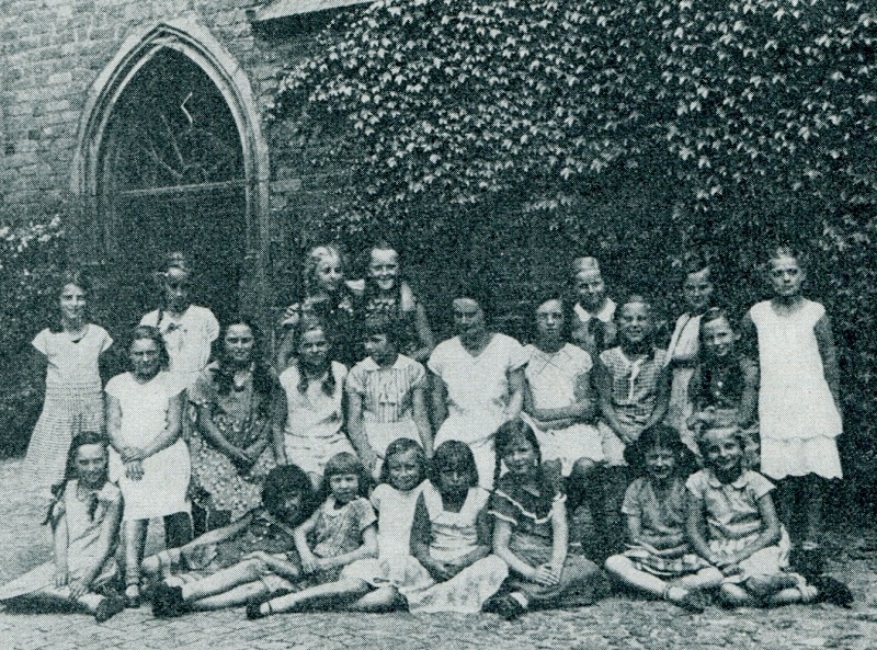 Schülerinnen des Jahrgangs 1921 der Höheren Töchterschule mit Lehrerin Else Zingel