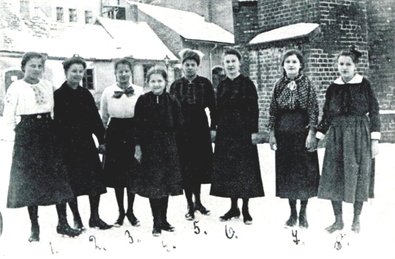 Konfirmation der Schülerinnen der Jahrgänge 1902-1904 der Höheren Töchterschule am 1.4.1917