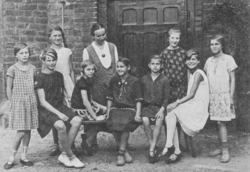 Schülerinnen des Jahrgangs 1915 der Höheren Töchterschule mit der Klassenlehrerin Fräulein Margarete Leupold im Jahr 1928