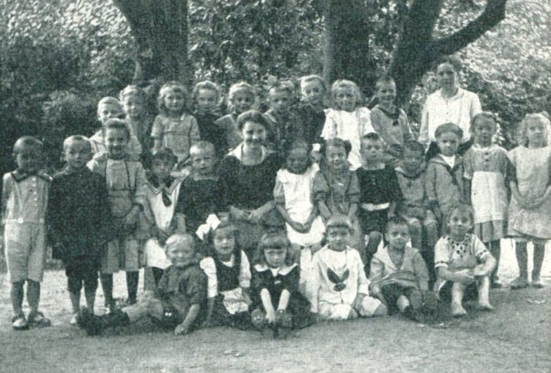 Anfangsklasse der höheren Töchterschule im Juli 1919 mit den Lehrerinnen Maria Schoen und Dora Schmidt