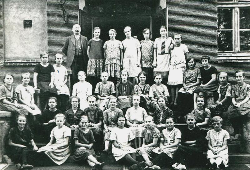 Lübener Volksschülerinnen der Jahrgänge 1914-1915 mit Lehrer Oskar Heinzel