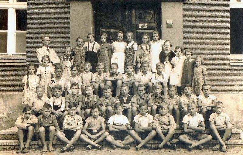 Volksschule Lüben Jahrgang 1927/28 mit Lehrer Ernst Schulz um 1938