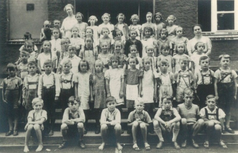 Lübener Volksschüler der Jahrgänge 1930/31 mit den Lehrerinnen Martha Scheitzel und Else Zemke ca. 1939