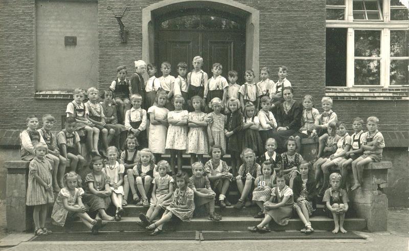 Lübener Volksschüler der Jahrgänge 1933/34 mit Lehrerin Else Zemke im Jahr 1944