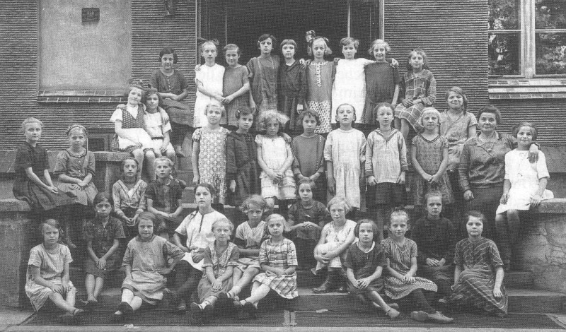 Lübener Volksschüler der Jahrgänge 1918/19 mit Lehrerin Martha Bruckisch um 1928