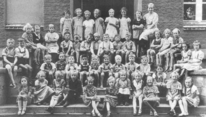 Lübener Volksschüler der Jahrgänge 1932/33 um 1941 mit Lehrerin Hildegard Zingel